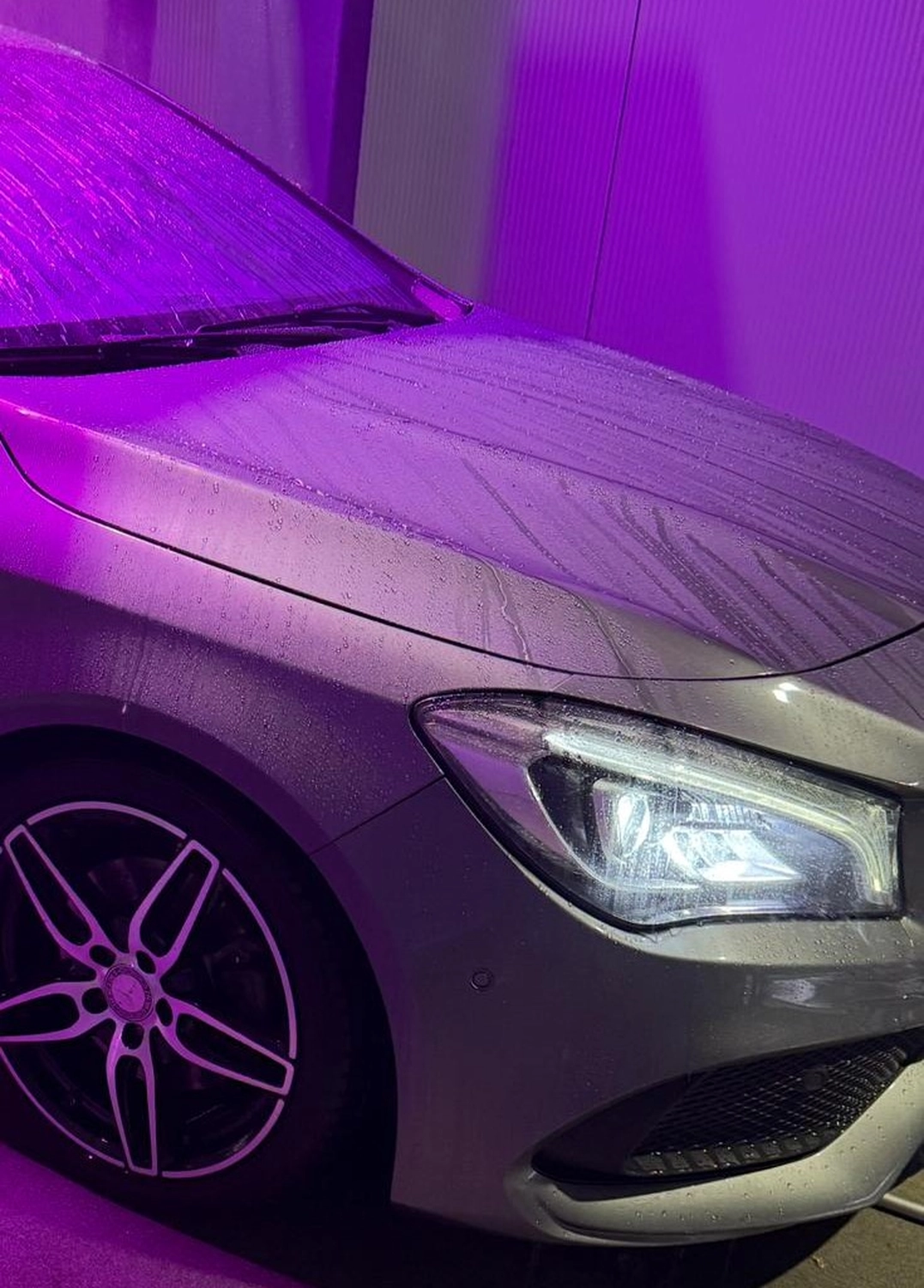 Bubbles die Autowäsche - Auto in der Waschanlage